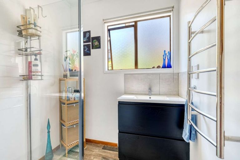 Photo of property in 24 Bay View Road, Cable Bay, 0420