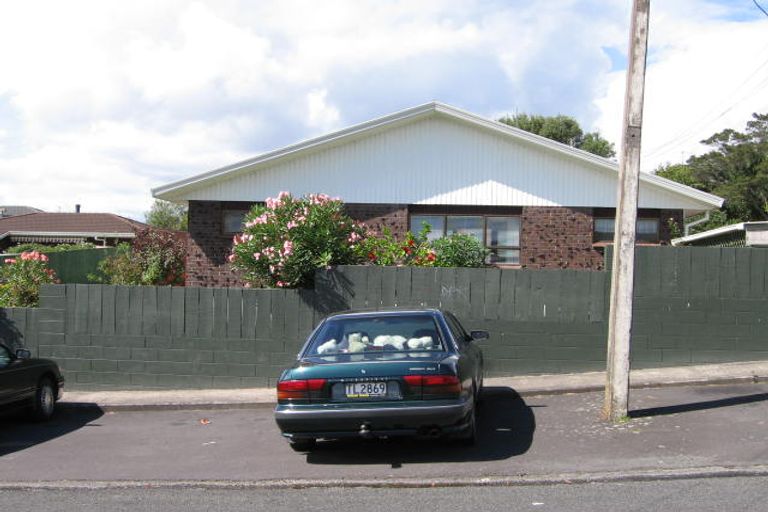 Photo of property in 3/4 Bishop Street, Green Bay, Auckland, 0604