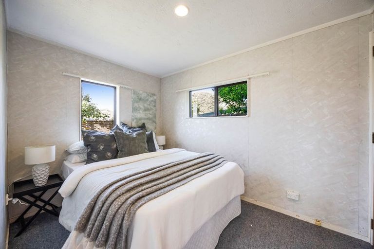 Photo of property in 16 Halldene Terrace, Red Beach, 0932