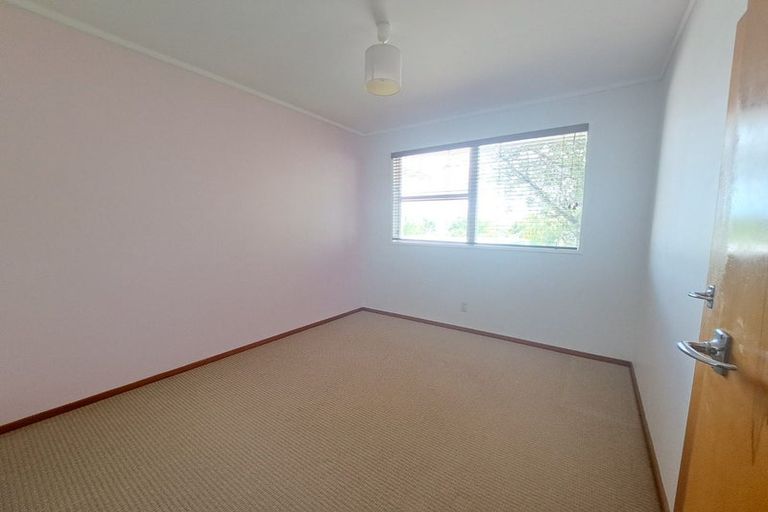 Photo of property in 5 South Pacific Place, Henderson, Auckland, 0612