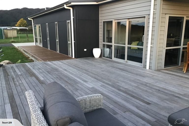 Photo of property in 100 Pohutukawa Drive, Levin, 5571