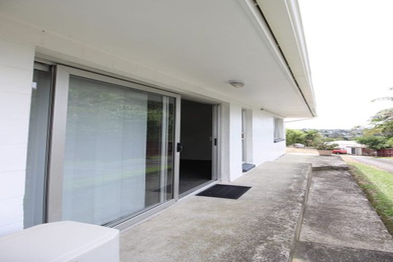 Photo of property in 2/587 Glenfield Road, Totara Vale, Auckland, 0629