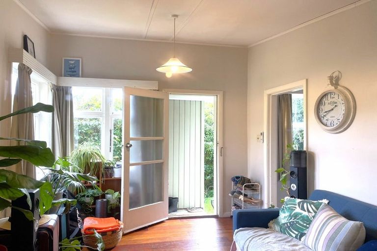 Photo of property in 42 Pokohiwi Road, Normandale, Lower Hutt, 5010