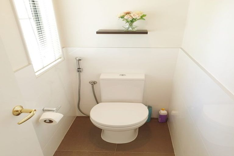 Photo of property in 15 Cayman Place, Unsworth Heights, Auckland, 0632