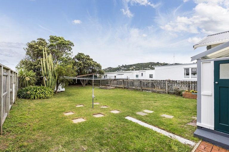 Photo of property in 94 Endeavour Street, Lyall Bay, Wellington, 6022