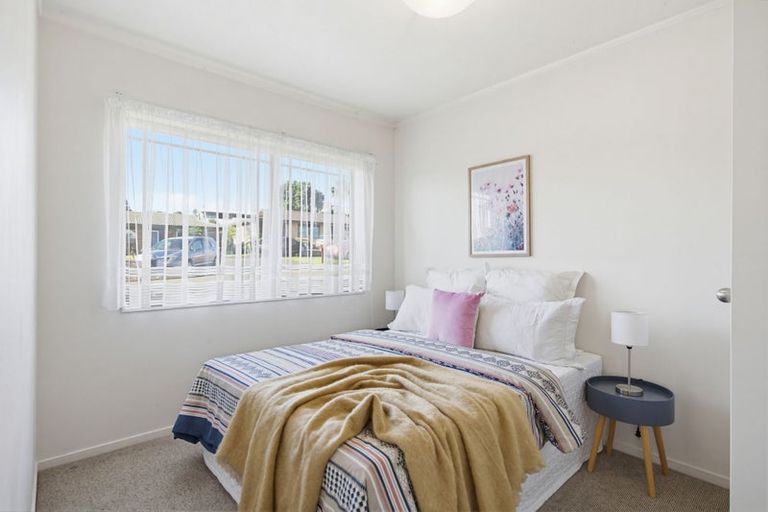 Photo of property in 52 Bodi Place, Te Atatu South, Auckland, 0610