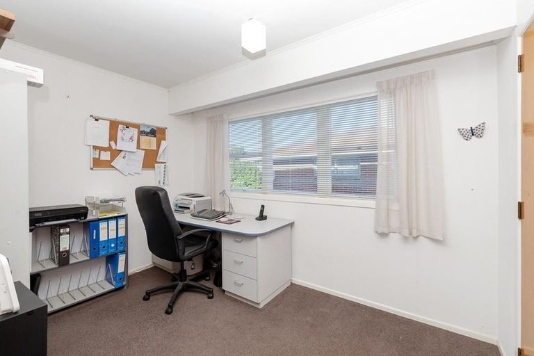 Photo of property in 6 Fowey Avenue, Te Atatu South, Auckland, 0610
