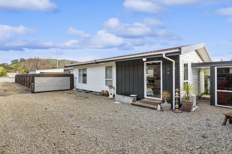 Photo of property in 497b Te Moana Road, Waikanae, 5036