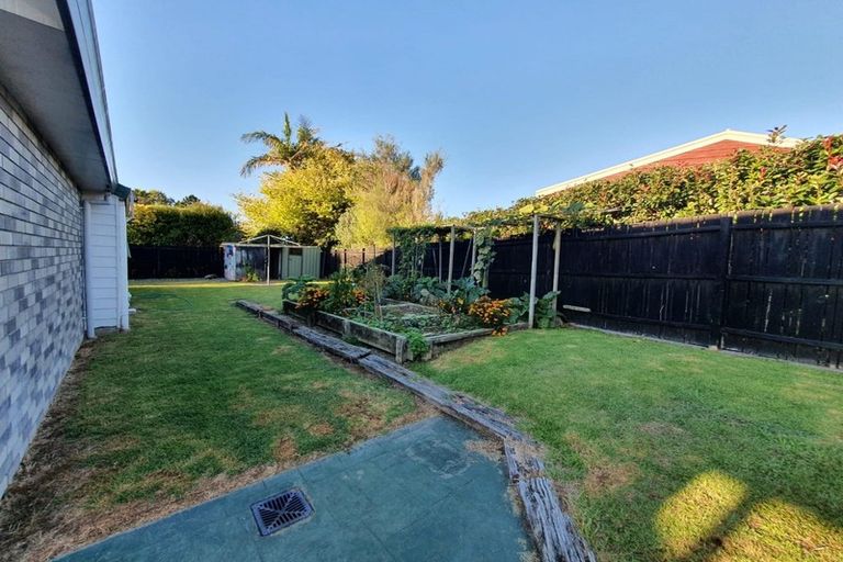 Photo of property in 17 Gardone Terrace, Conifer Grove, Takanini, 2112