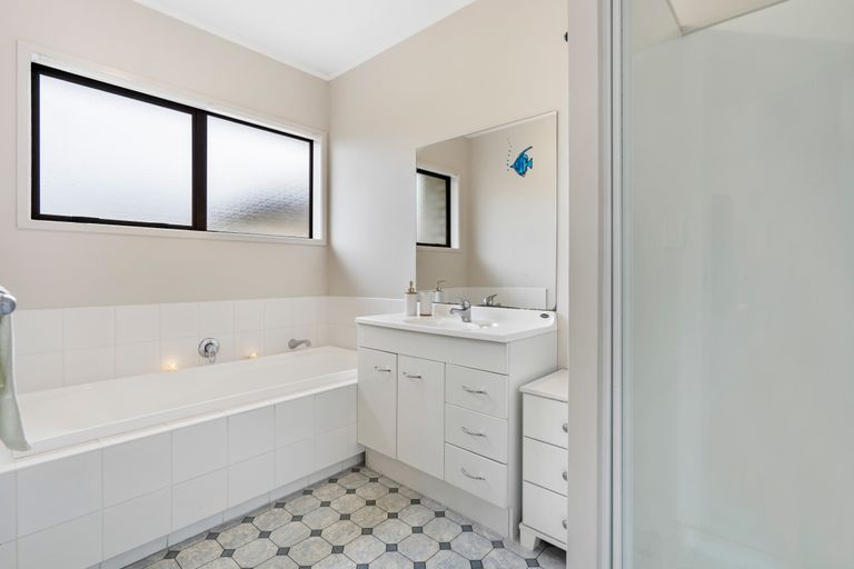 Photo of property in 96a Collingwood Road, Waiuku, 2123