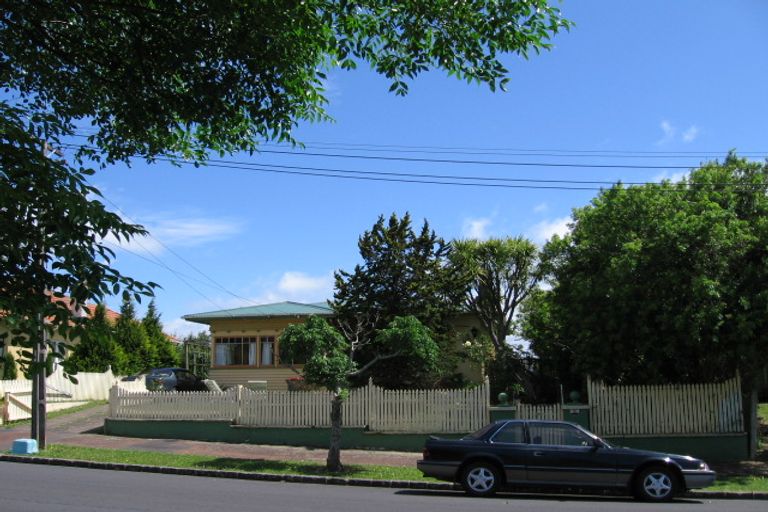 Photo of property in 5 Riro Street, Point Chevalier, Auckland, 1022