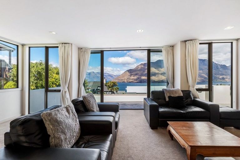 Photo of property in 72 Wynyard Crescent, Fernhill, Queenstown, 9300