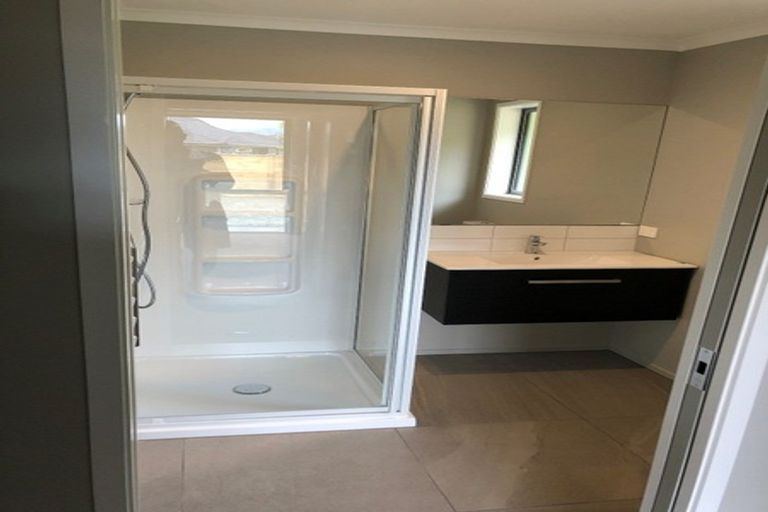 Photo of property in 4 Genoa Place, Whitby, Porirua, 5024