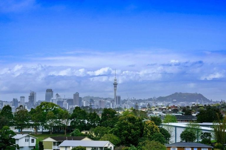 Photo of property in 80 Totaravale Drive, Totara Vale, Auckland, 0629