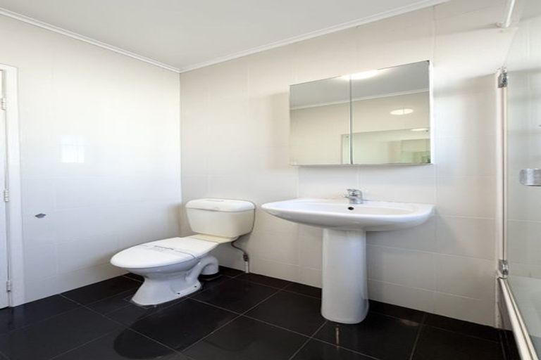 Photo of property in 1 Sunnynook Road, Forrest Hill, Auckland, 0620