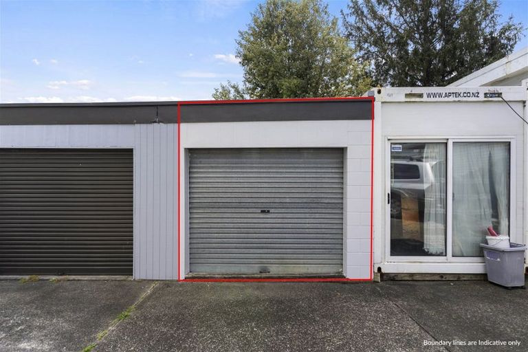 Photo of property in 2/3 Lambrown Drive, Totara Vale, Auckland, 0629