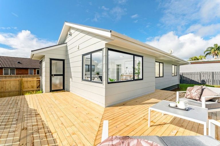 Photo of property in 2/7 Rewarewa Road, Te Atatu Peninsula, Auckland, 0610