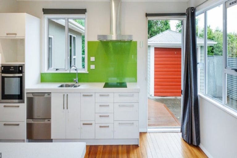 Photo of property in 4 Eton Place, Terrace End, Palmerston North, 4410