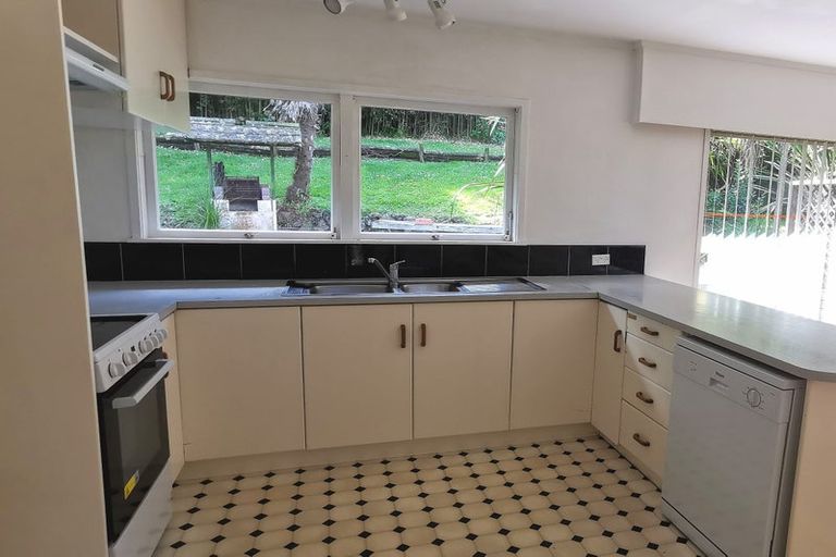 Photo of property in 13 Easton Park Parade, Glenfield, Auckland, 0629