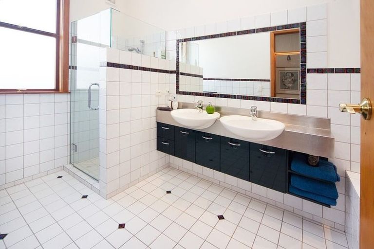 Photo of property in 145 Queen Street, Northcote Point, Auckland, 0627