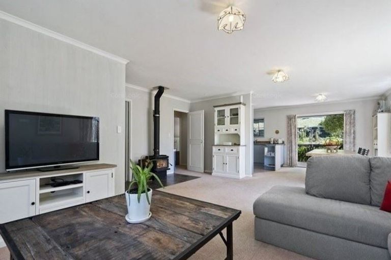 Photo of property in 31 Matauwhi Road, Russell, 0202