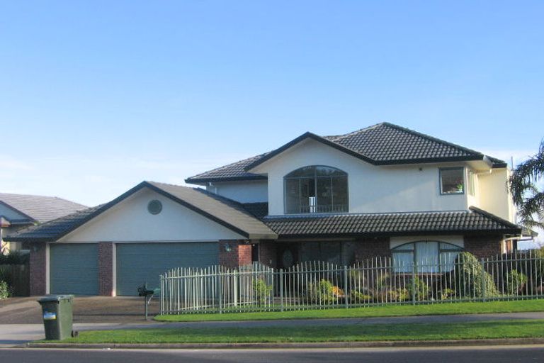 Photo of property in 51 Moyrus Crescent, East Tamaki Heights, Auckland, 2016
