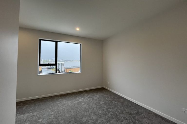 Photo of property in 17 Kuaha Road, Massey, Auckland, 0614
