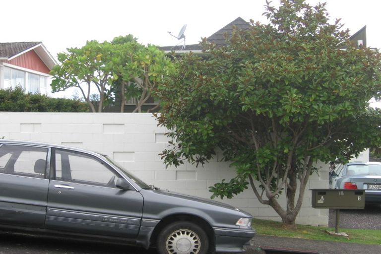 Photo of property in 1/20 Holdaway Avenue, Northcote, Auckland, 0627