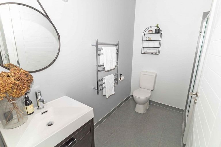 Photo of property in 1 Lakeside Terrace, Westport, 7892