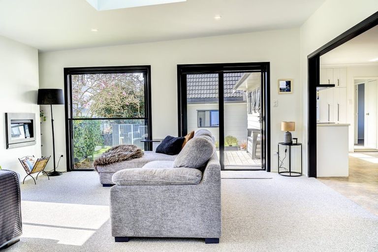 Photo of property in 77 Gilbass Avenue, Hamilton Lake, Hamilton, 3204