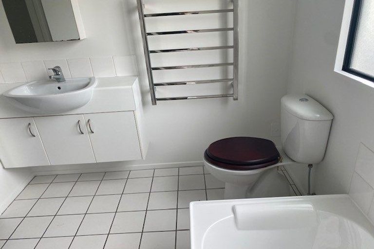 Photo of property in 32 Oakford Close, Riccarton, Christchurch, 8011