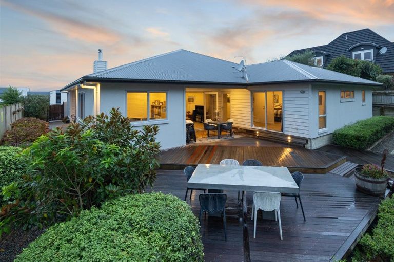 Photo of property in 100 Ruapehu Drive, Fitzherbert, Palmerston North, 4410