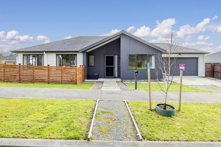 Photo of property in 83 Nobilo Road, Kumeu, 0810