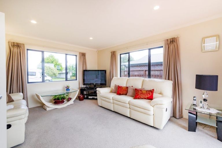 Photo of property in 16 Sycamore Crescent, Fitzherbert, Palmerston North, 4410