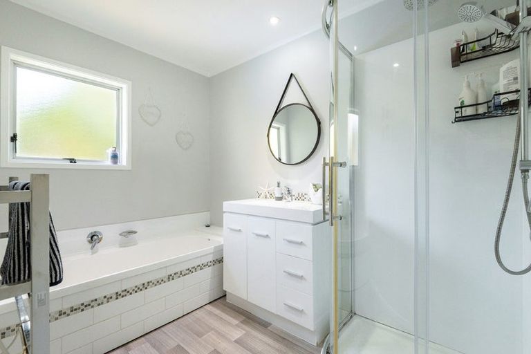 Photo of property in 1/6 Phillipa Place, Browns Bay, Auckland, 0630