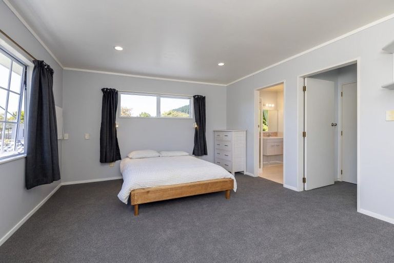 Photo of property in 11 Hookway Grove, Paraparaumu, 5032