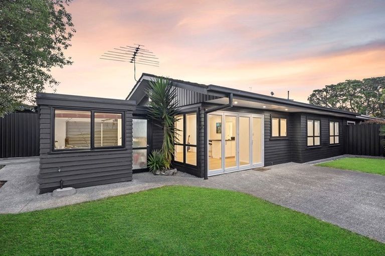 Photo of property in 2/44 Waimumu Road, Massey, Auckland, 0614