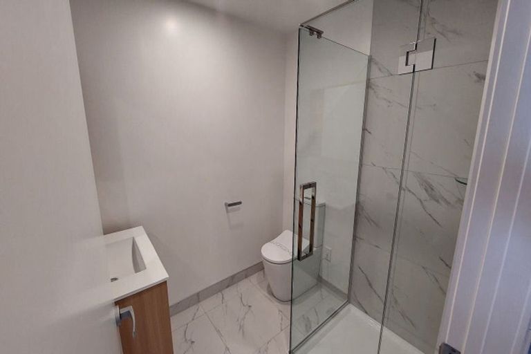 Photo of property in 9/23 Awaroa Road, Sunnyvale, Auckland, 0612