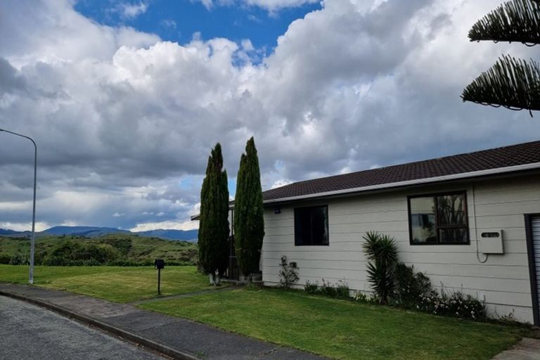 Photo of property in 4 Crown Hill, Titahi Bay, Porirua, 5022