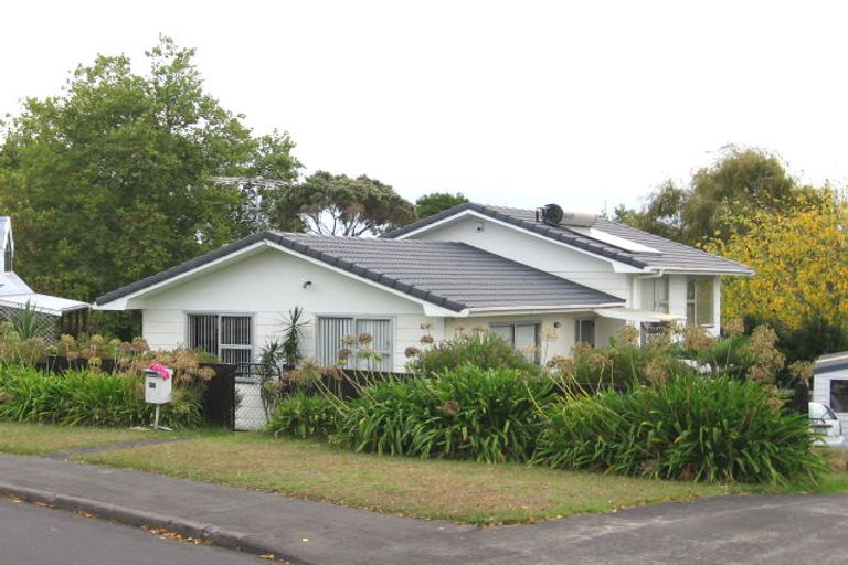 Photo of property in 23 St Margaret Place, West Harbour, Auckland, 0618