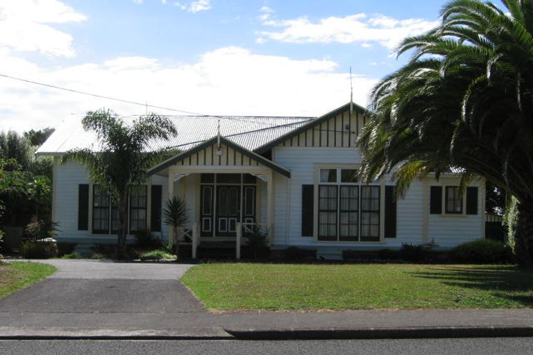 Photo of property in 1 Cliff View Drive, Green Bay, Auckland, 0604