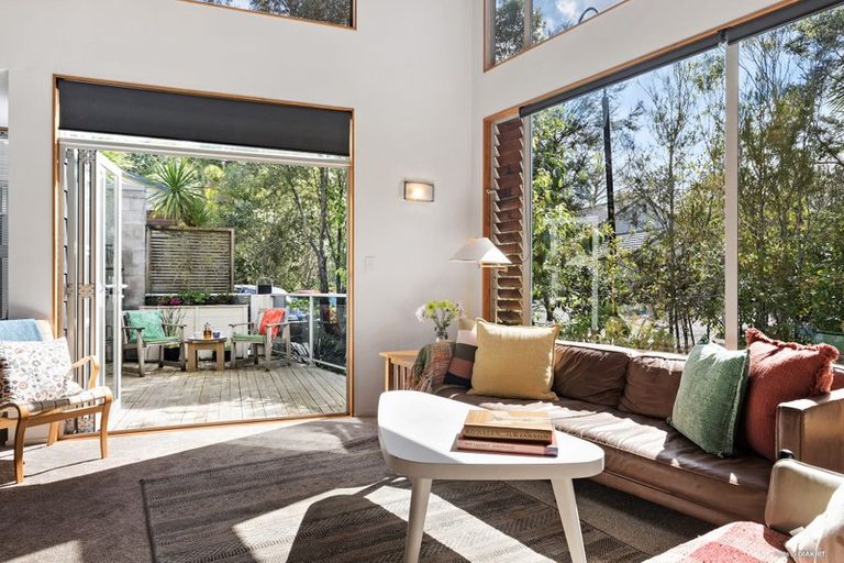 Photo of property in 6 Poturi Streams Avenue, Titirangi, Auckland, 0604