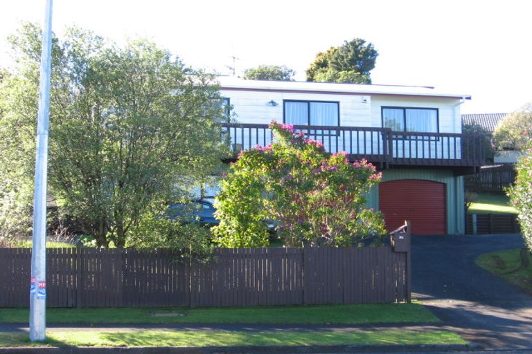 Photo of property in 28 Goodwood Drive, Goodwood Heights, Auckland, 2105