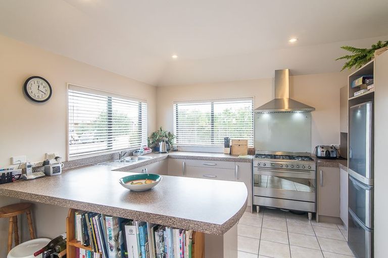 Photo of property in 31 Holcombe Drive, Paraparaumu, 5032