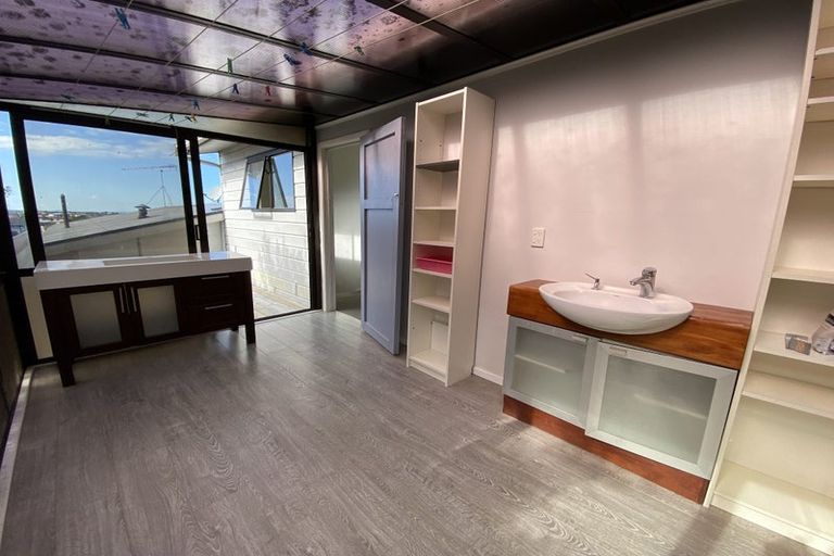 Photo of property in 54 Potter Avenue, Northcote, Auckland, 0627