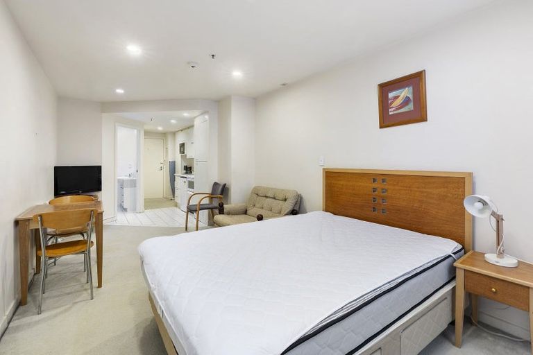 Photo of property in Terrace Heights Apartments, 2e/163 The Terrace, Wellington Central, Wellington, 6011
