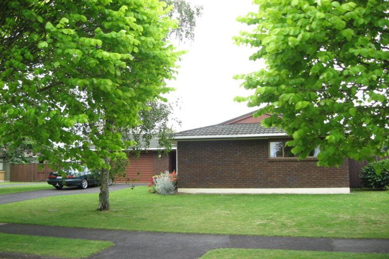 Photo of property in 16 Donzella Place, Conifer Grove, Takanini, 2112