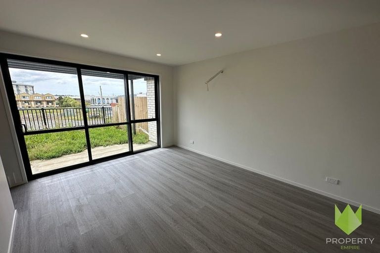 Photo of property in 14 Dorothy Thorpe Way, New Lynn, 0600