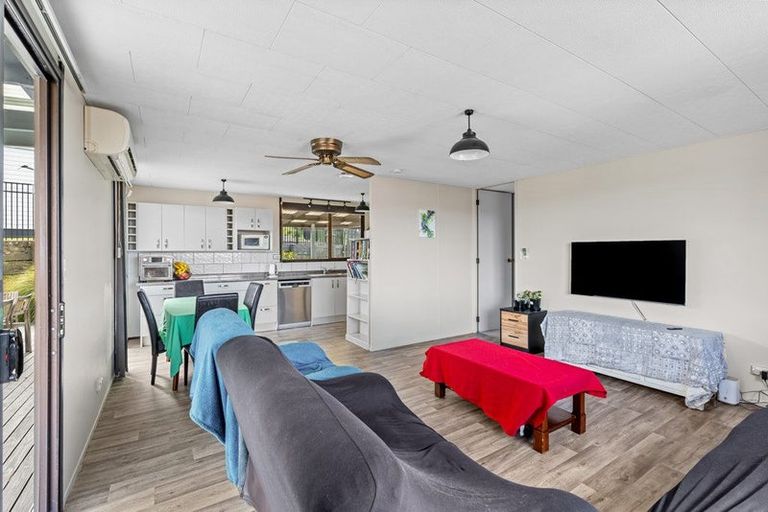 Photo of property in 1/21 Sarajevo Place, Massey, Auckland, 0614