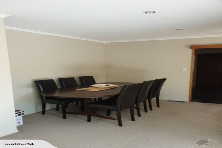 Photo of property in 16 Taupiko Place, Green Bay, Auckland, 0604